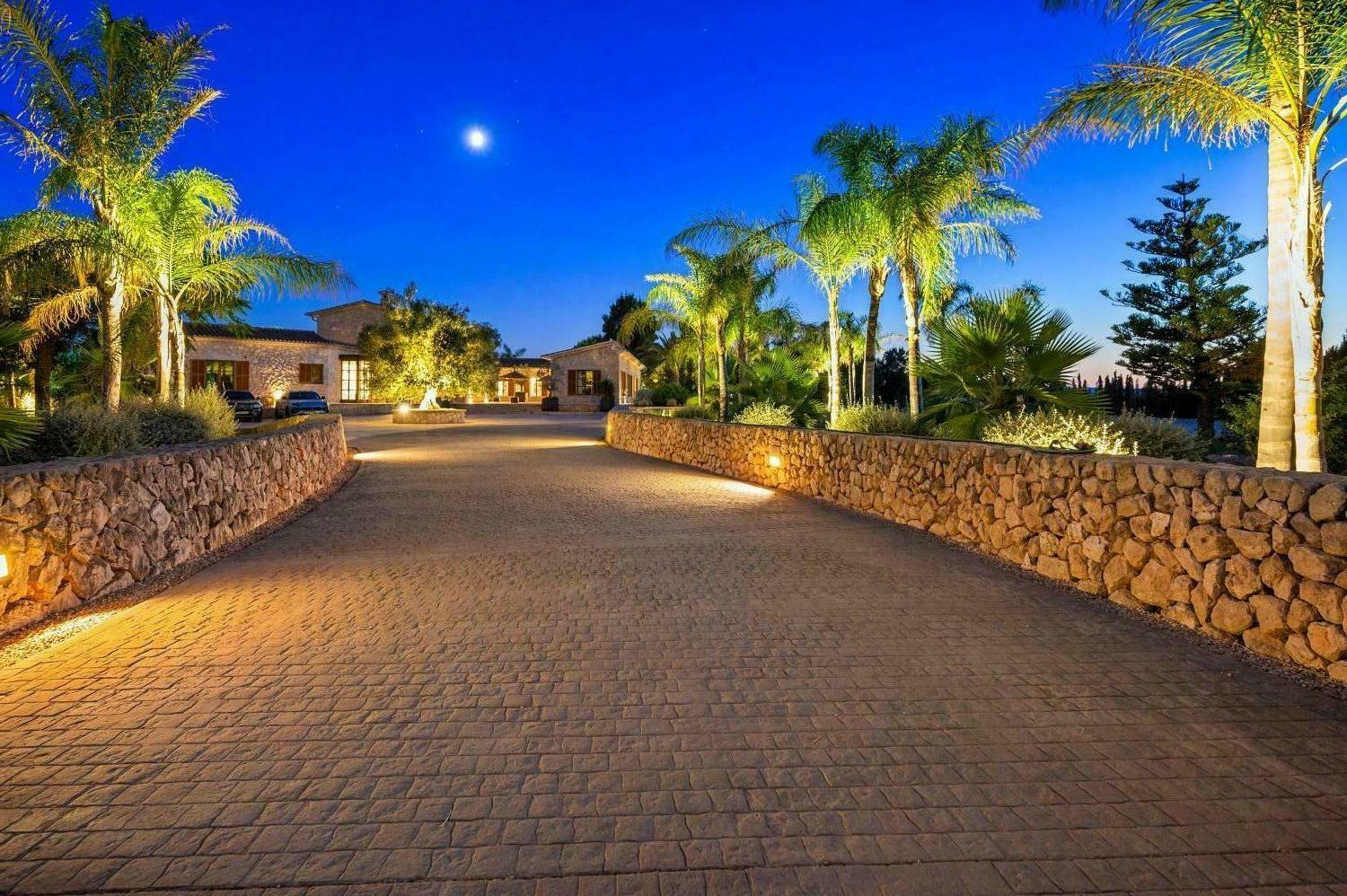 Entrance way night.jpg