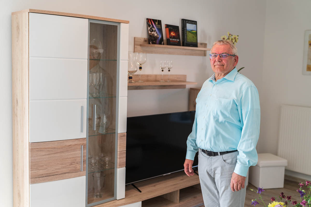 (1) Wohnzimmer, mit Hausherrn.jpg