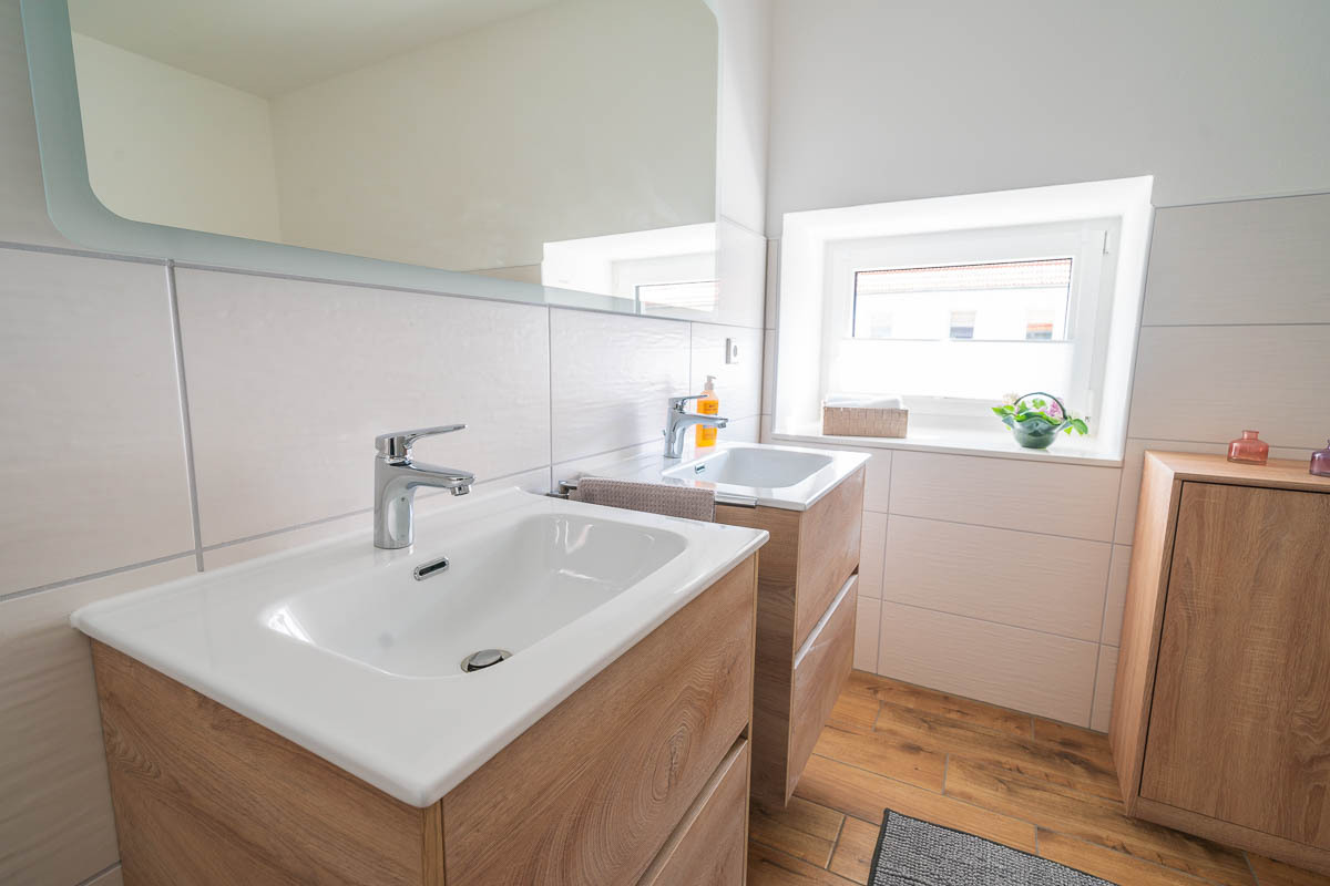 (4) Bad, Blick zum Fenster.jpg