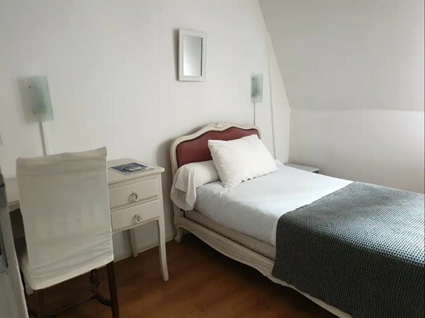 Chb 11 lit-bureau.jpg