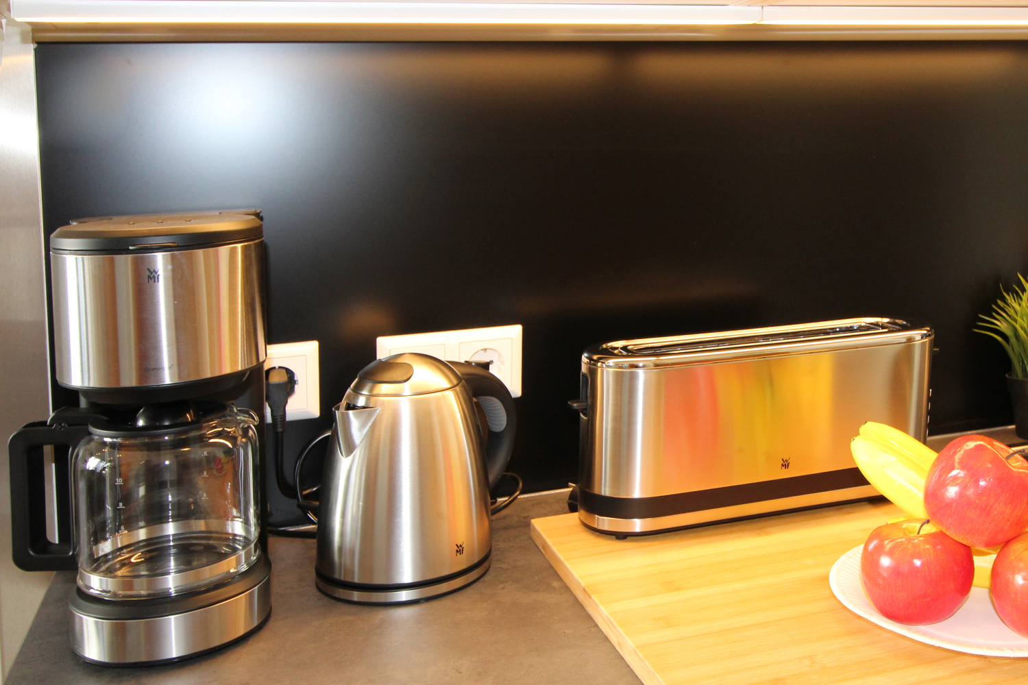 2025-04-12 - EG2 - kueche mit WMF geräte_closeup_b.jpg