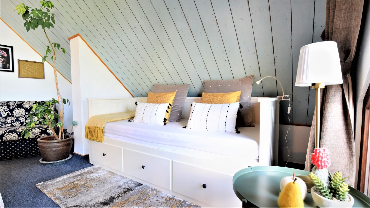 Living Room Day Bed Detail Ok (2).JPG