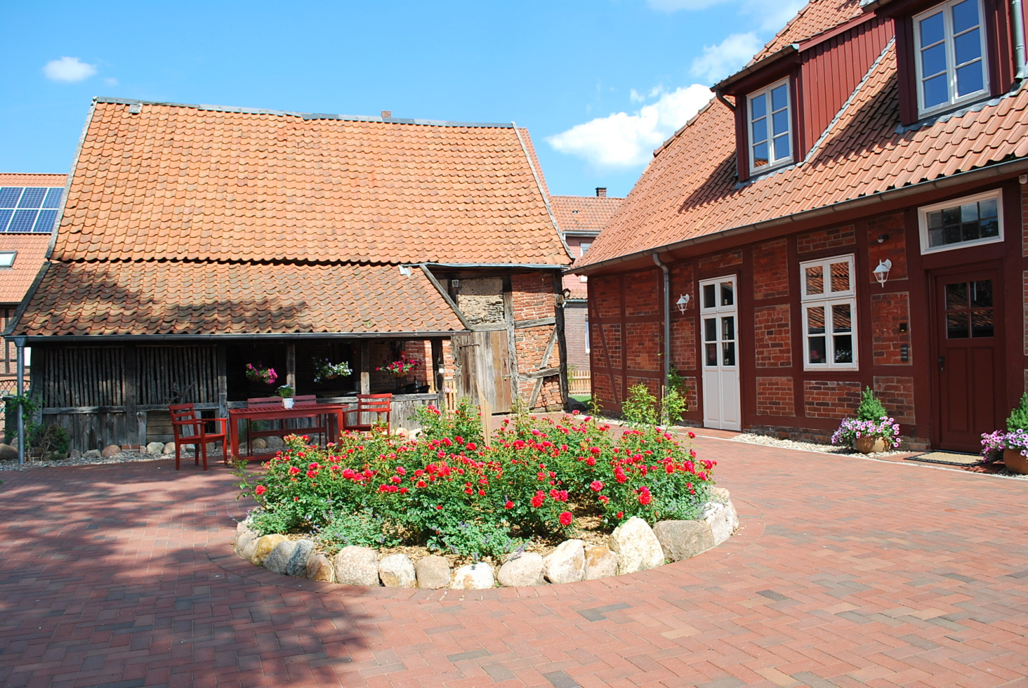 Hof Gesamt vom Schuppen.jpg