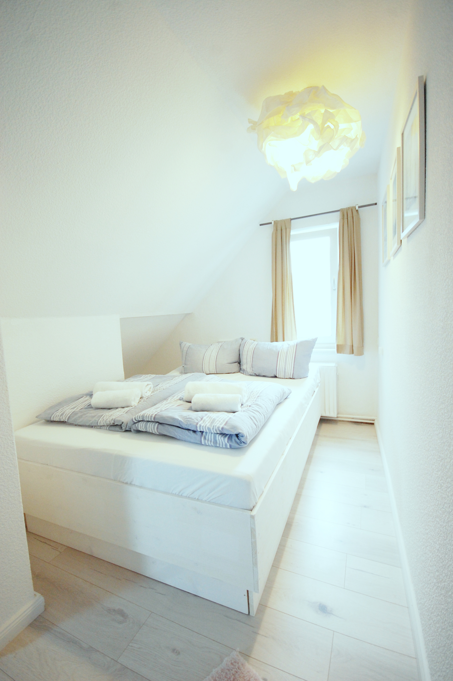 Schlafzimmer 2 hoch.jpg