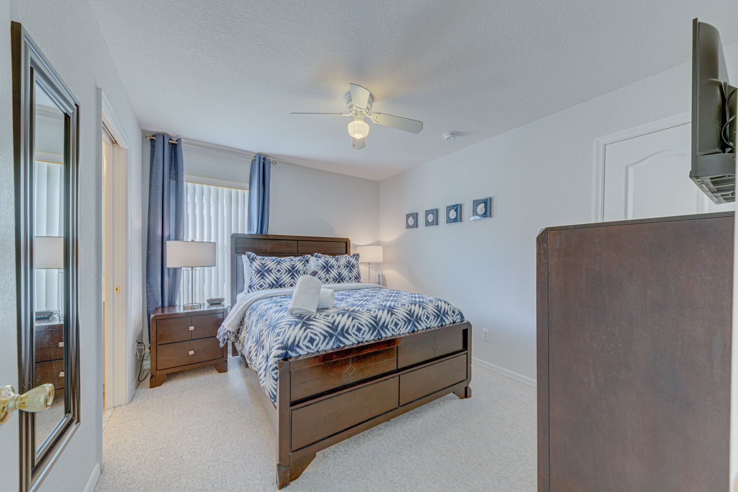 34-Upstairs Queen.jpg