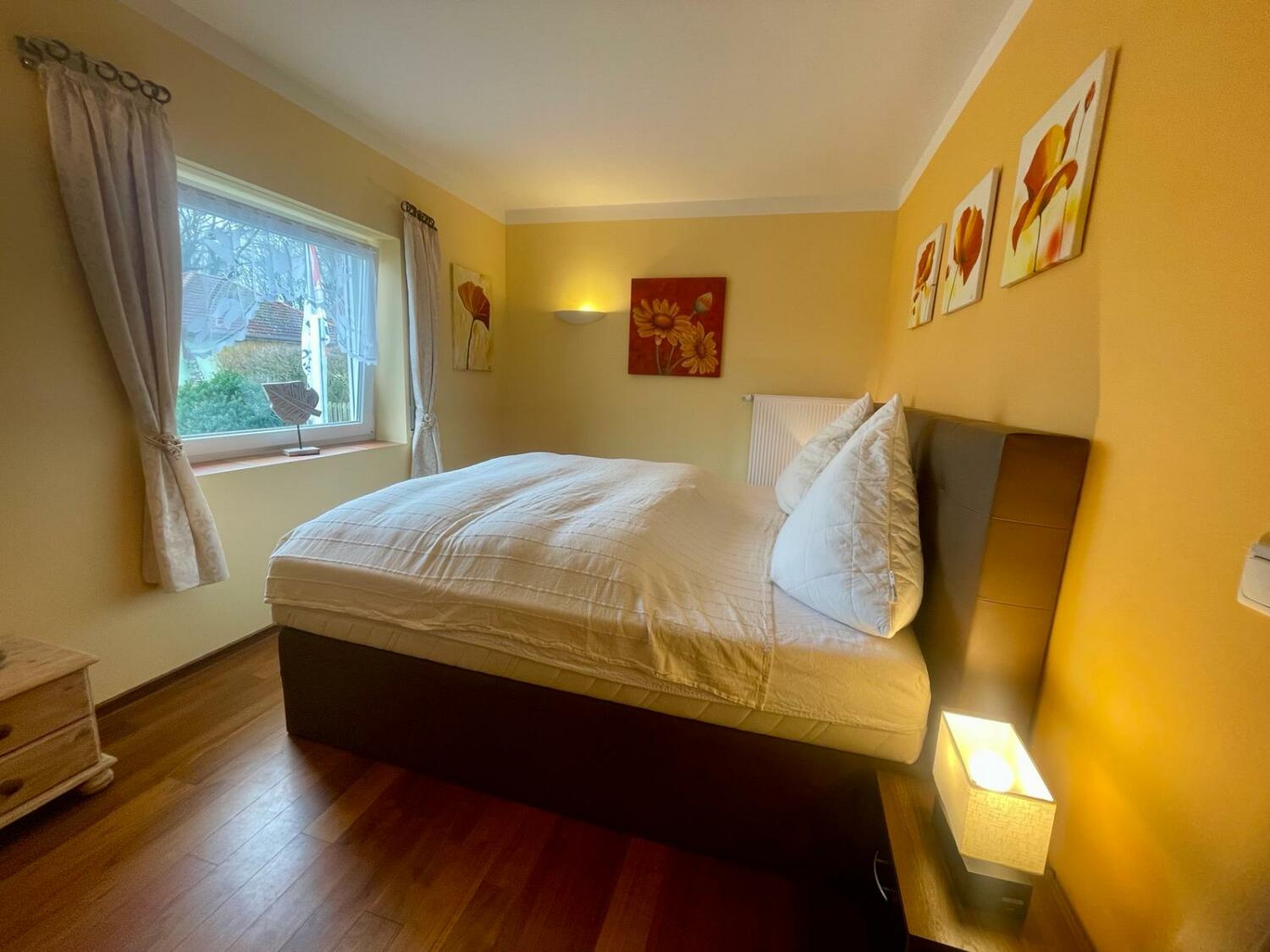 Schlafzimmer 1 (2).jpg