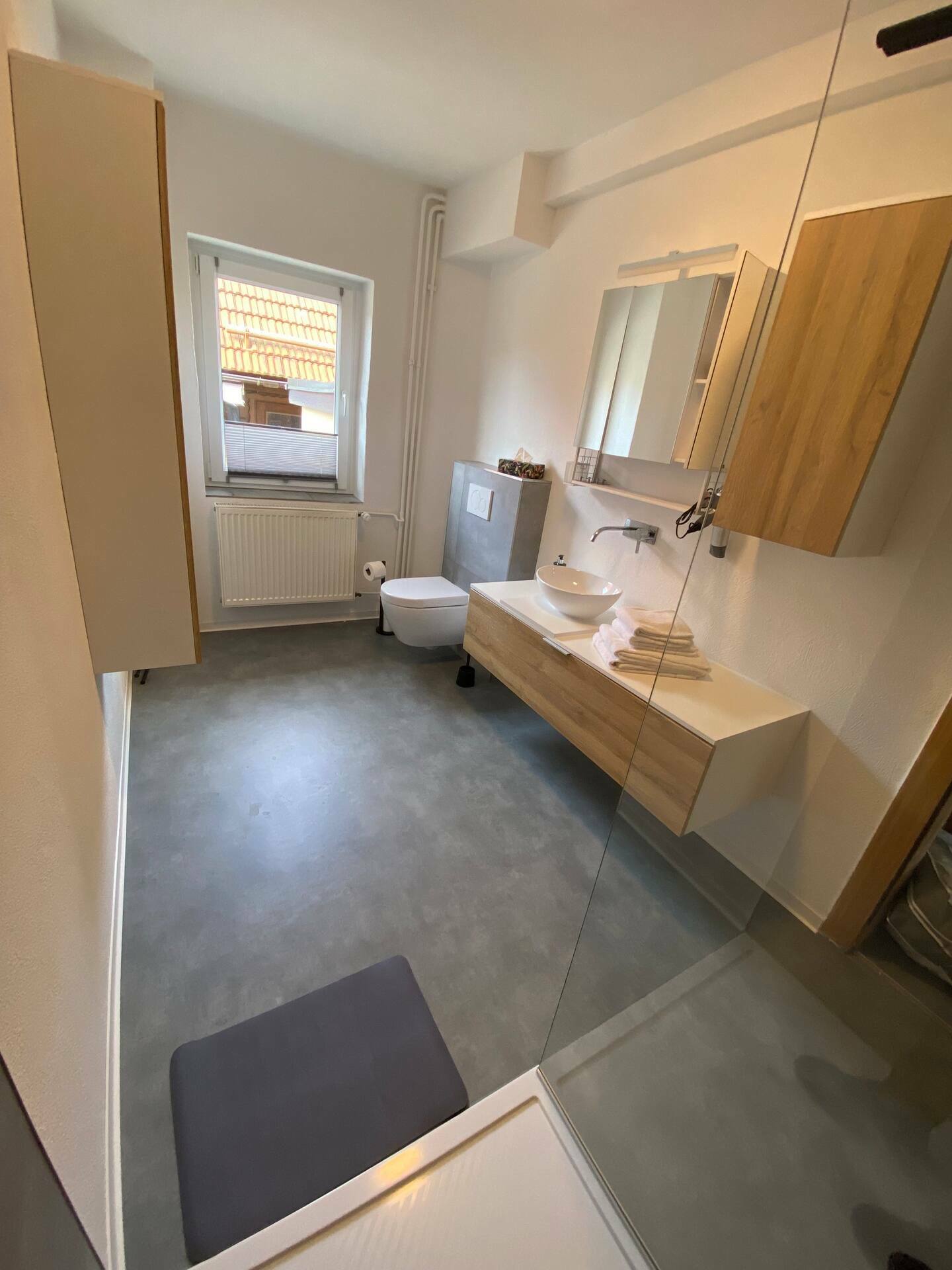 modernes frisch renoviertes Badezimmer.jpeg