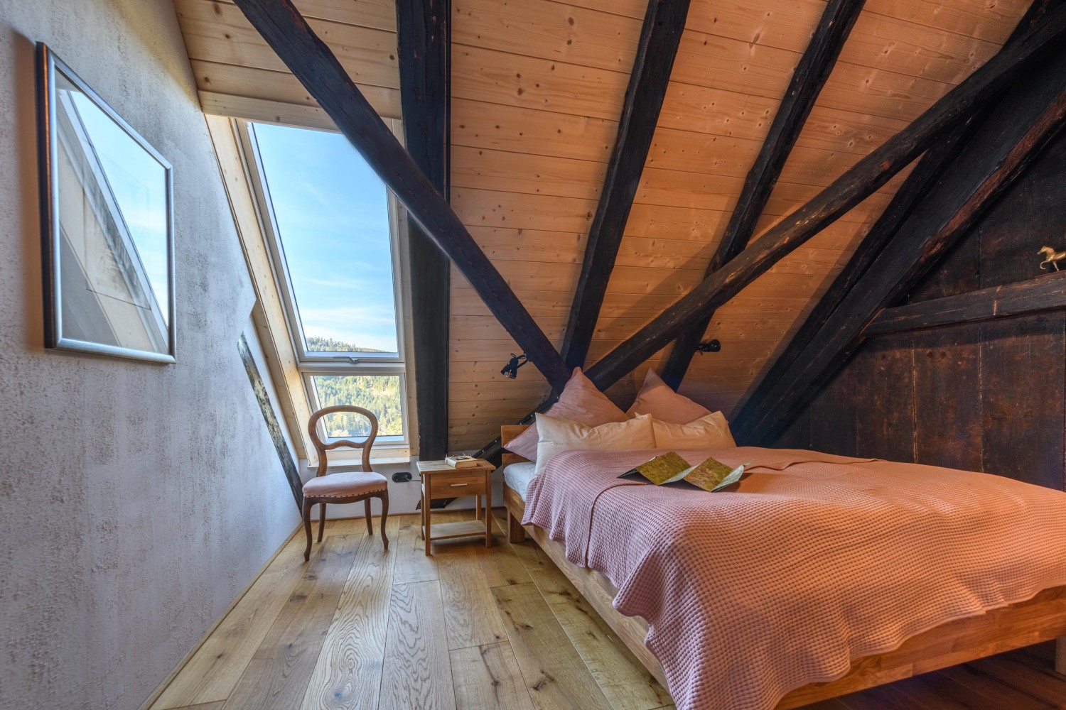 L14 Doppelbett im Schlafzimmer.jpg