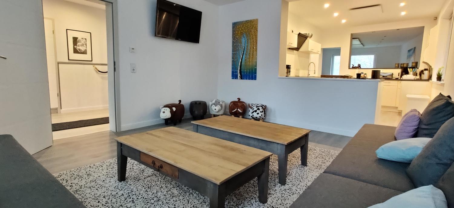 Wohnzimmerecke mit Tierhocker.jpg