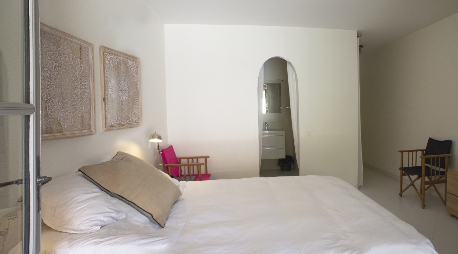 11 CHAMBRE 2 vue sur SALLE DE BAIN.jpg