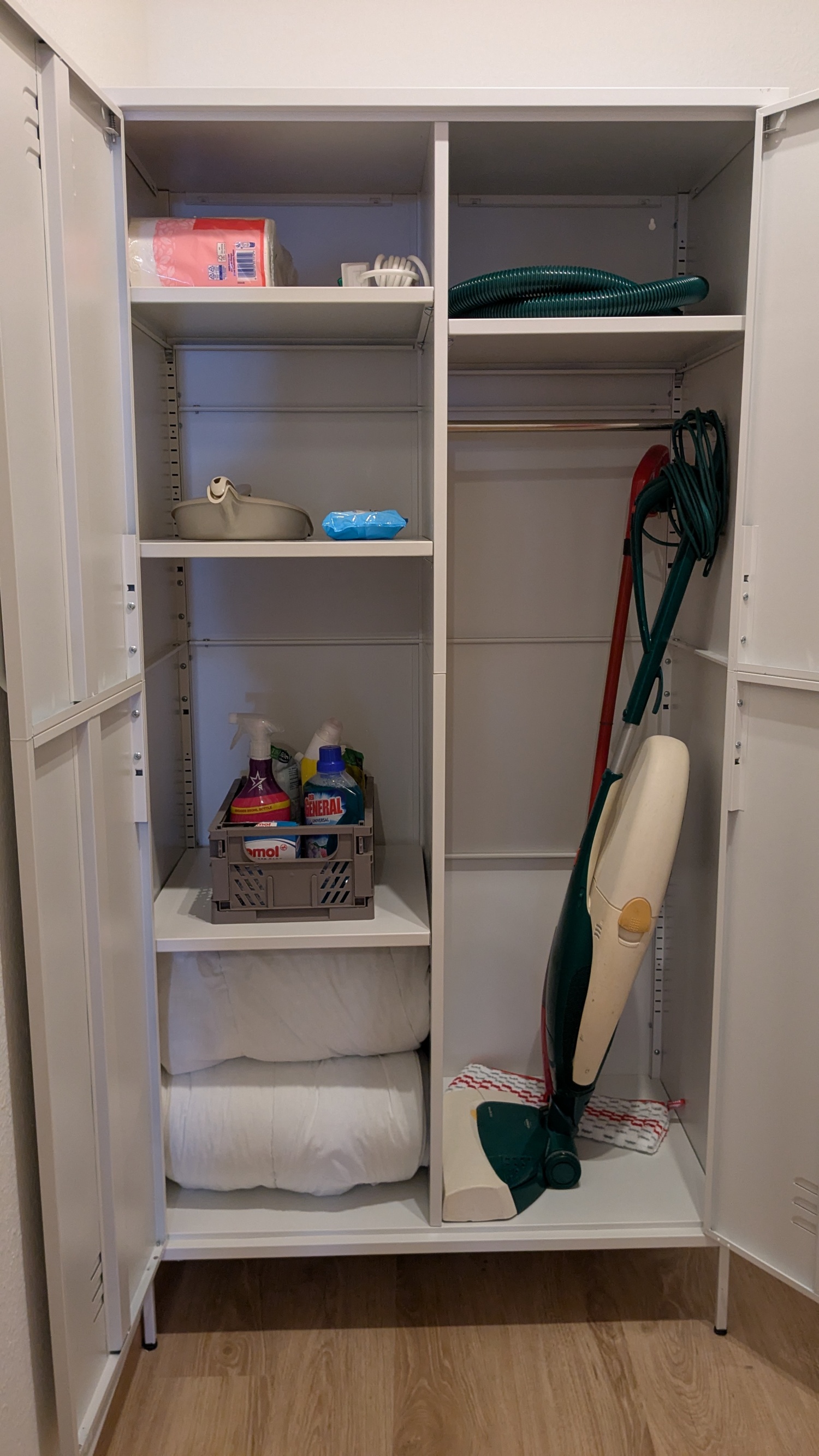 Schrankinhalt Abstellraum.jpg