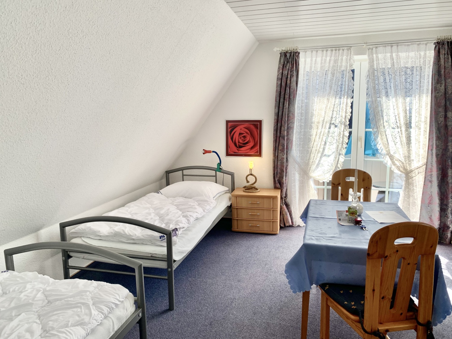 Haus Aquamarin-Urlaub-Buesum-Ferienwohnung-Strand-Nordsee-Smaragd-Schlafbereich-links-Lampe.jpeg