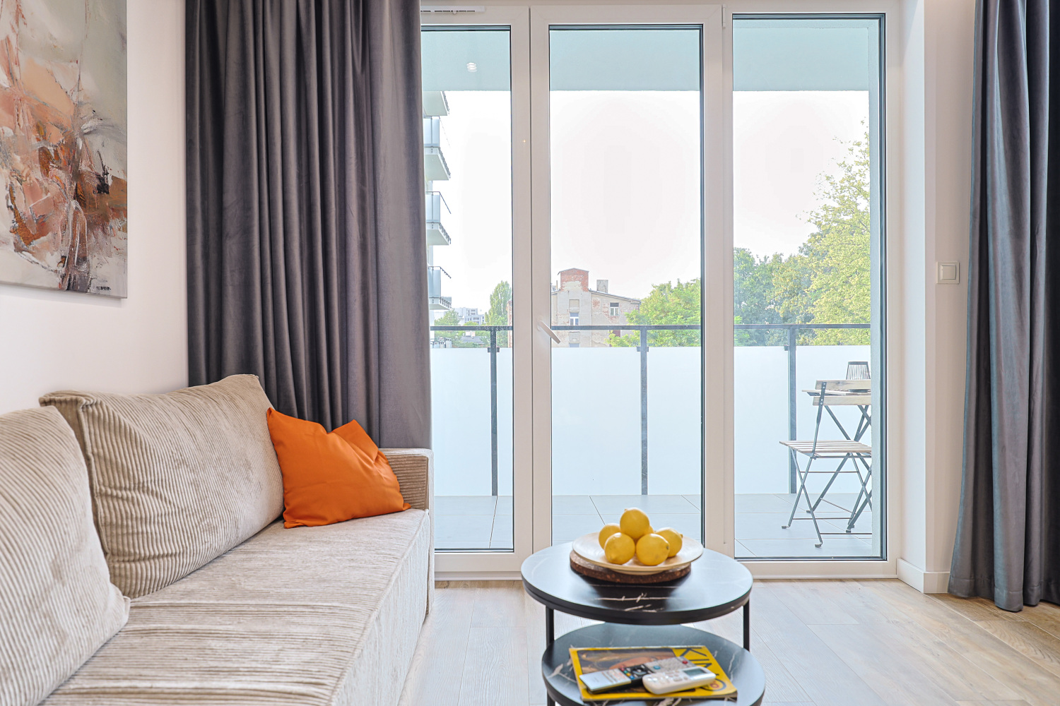 sztuka i zieleń za oknem booking mieszkanie Łódź.jpg