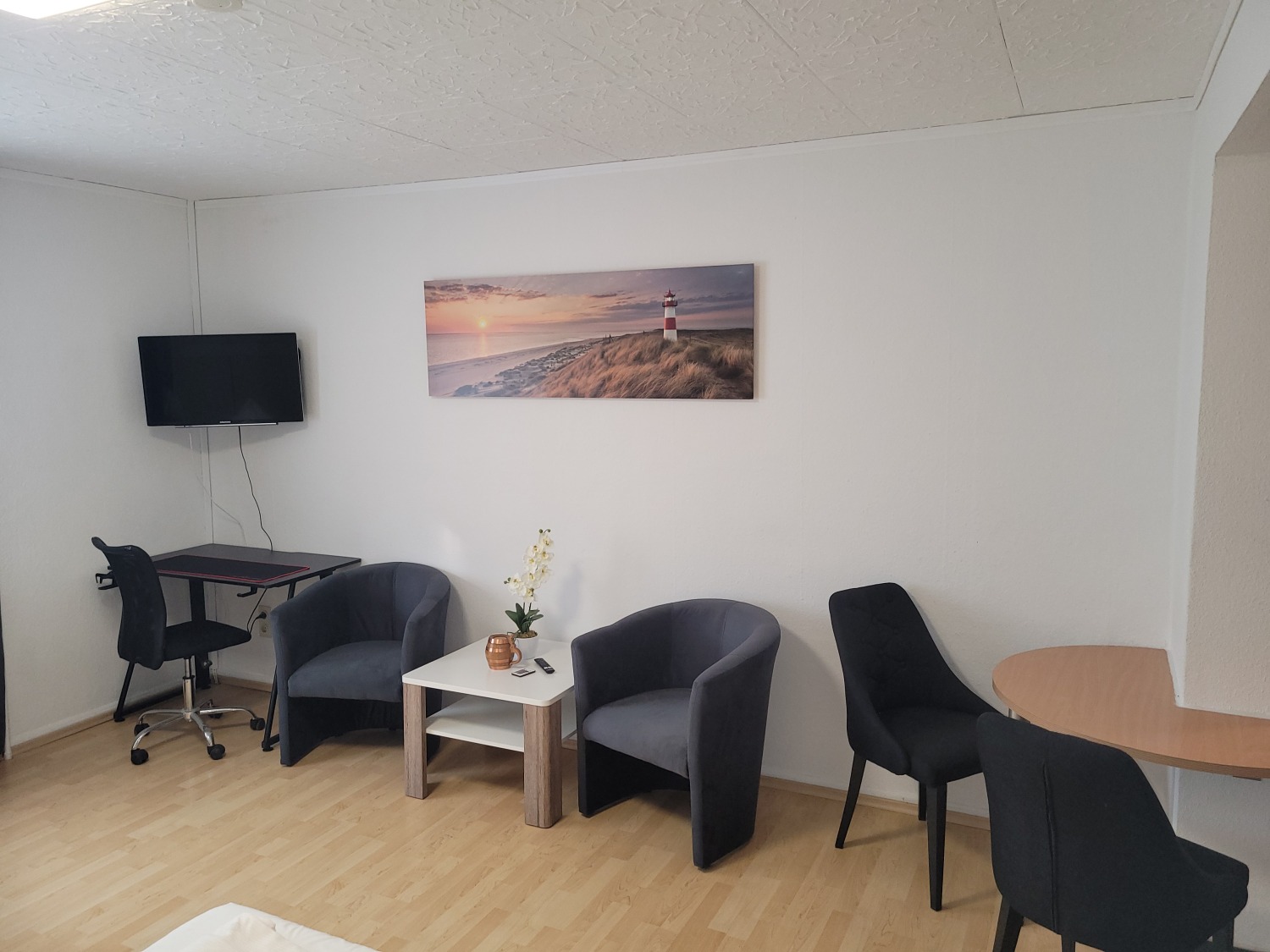 Apartments am Achteckhaus TV und Sitzecke.jpg