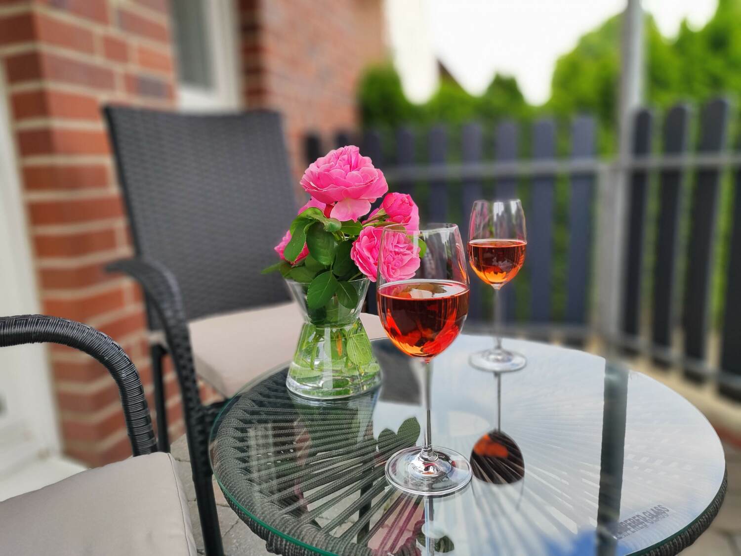 Terrasse der Ferienwohnung Apartment Marissa in Billerbeck mit Rosen und Wein