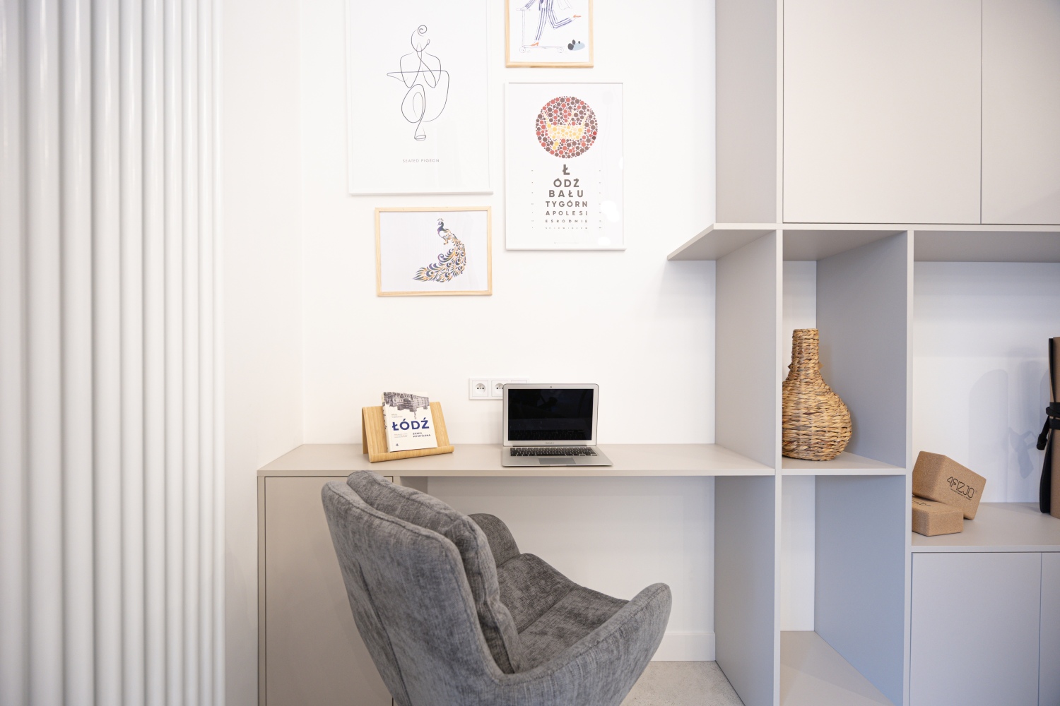 biurko w mieszkaniu na airbnb booking Łódź.jpg