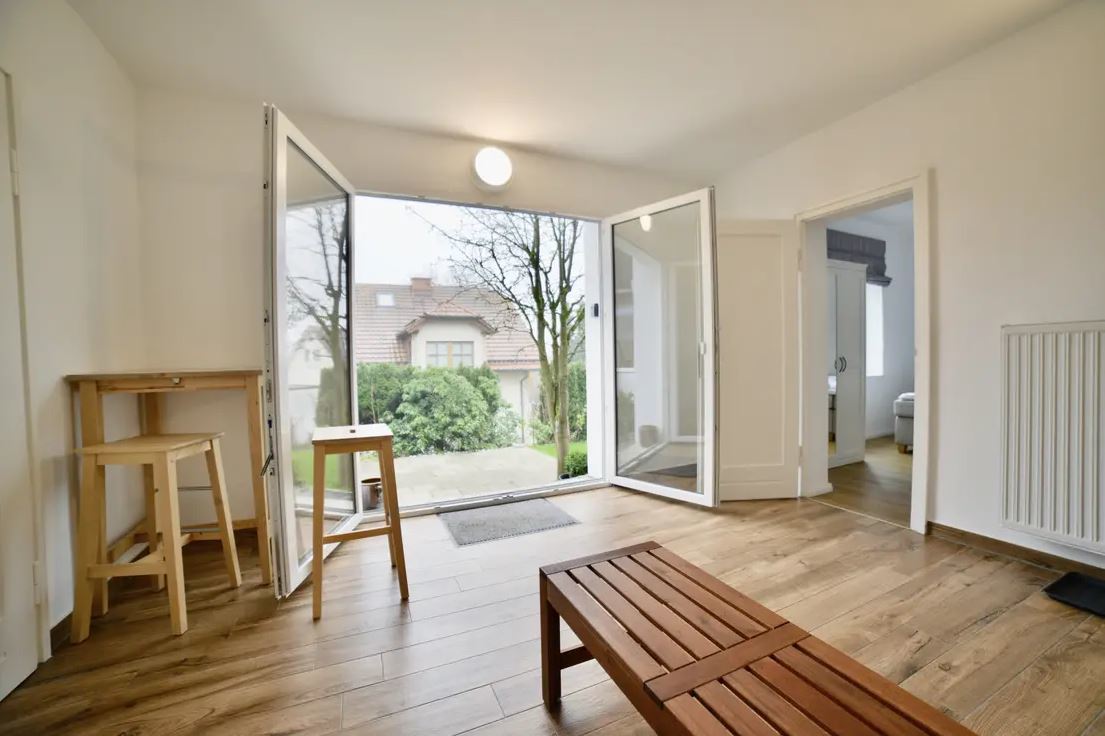 Villa Heidi Garderobe - Ausgang zur Terrasse und Garten EG.JPG