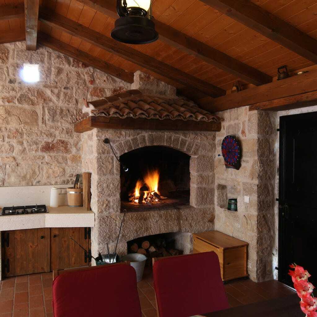 Vallis_Außenküche_Kamin.jpg