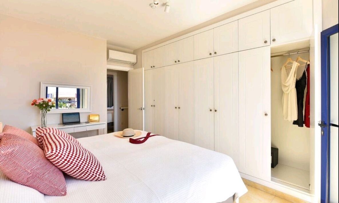 18-09-11 128  Schlafzimer grosser Einbauschrank.jpg