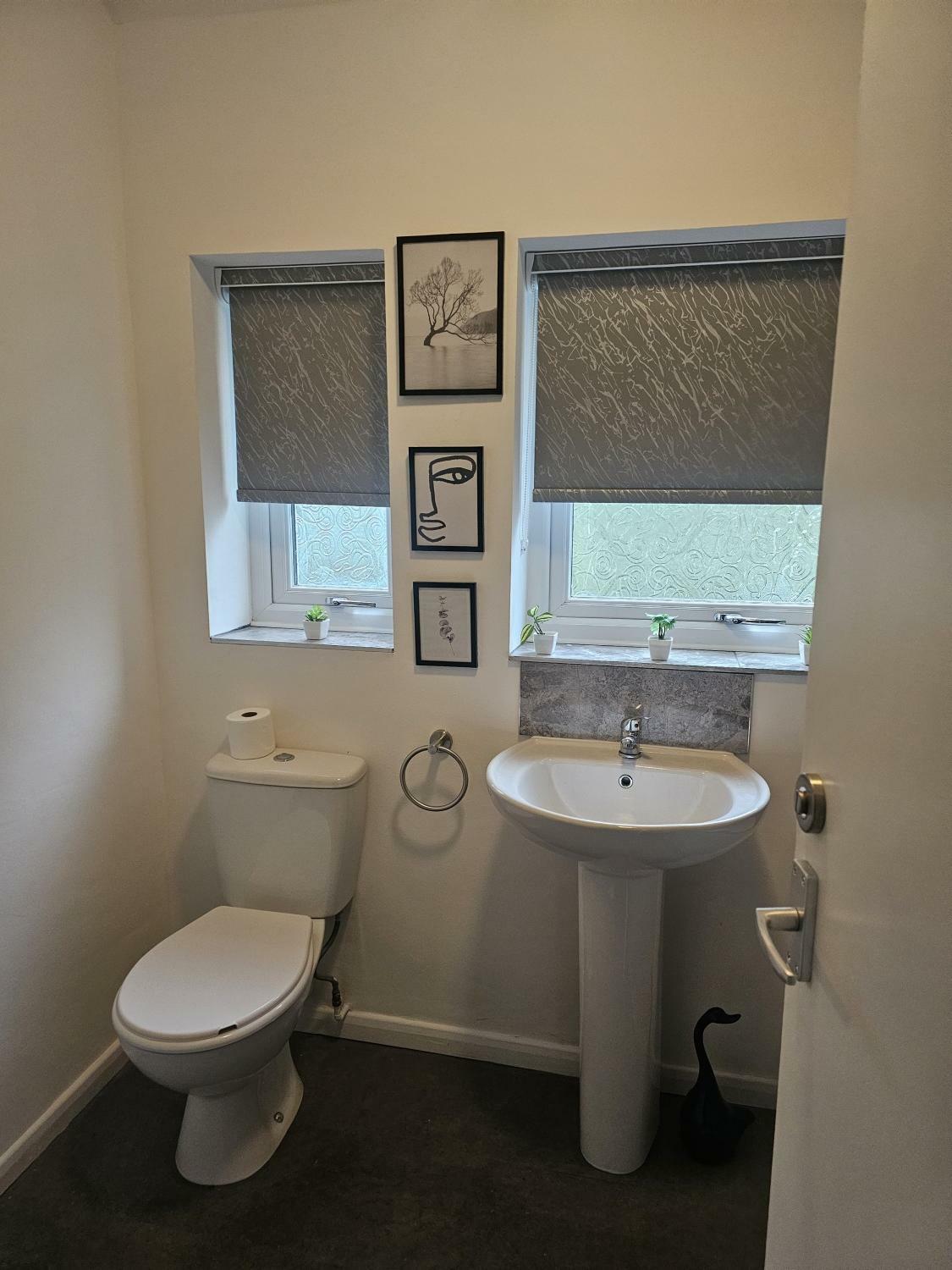 Upstairs bathroom 1.jpg