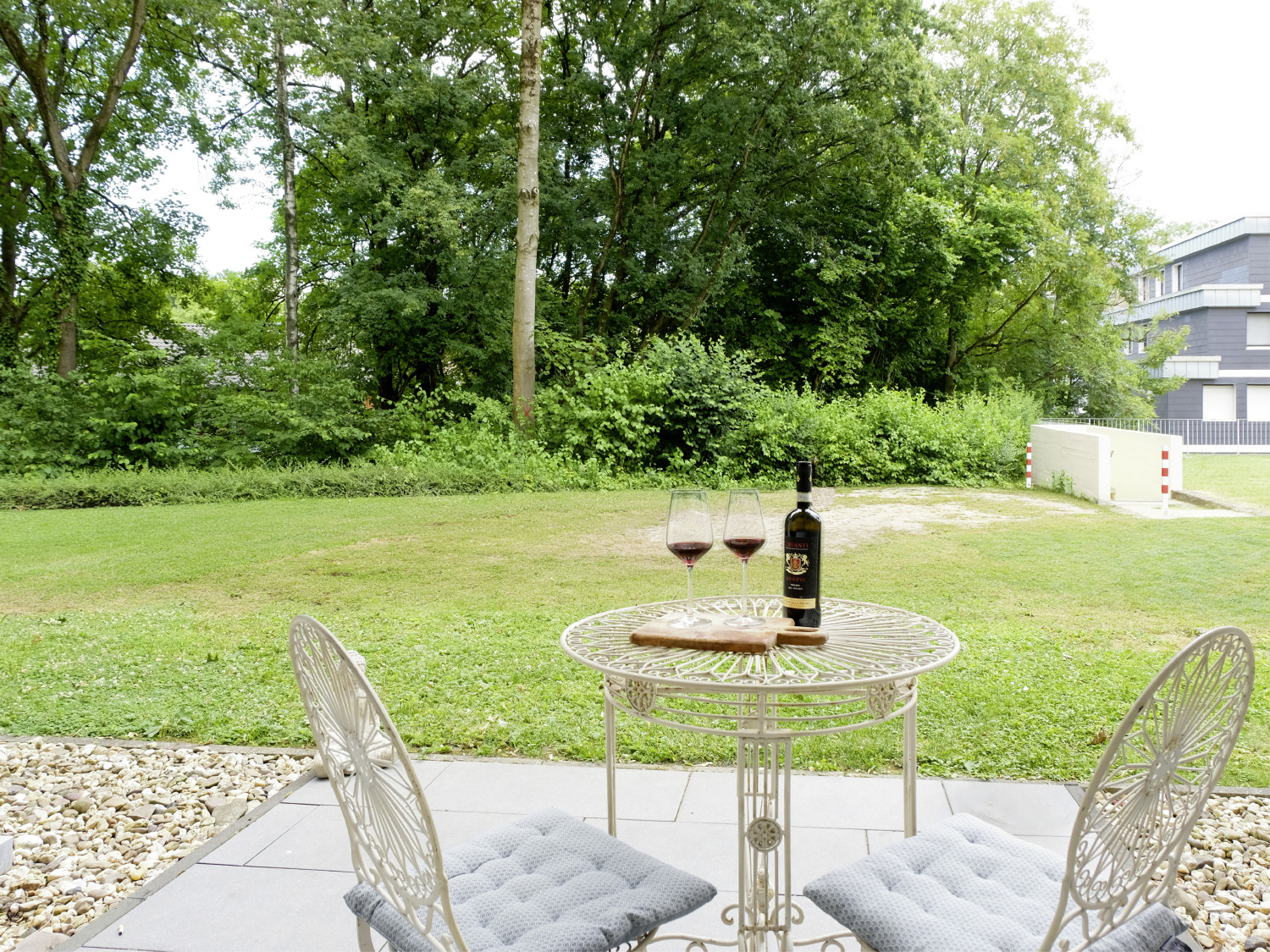 Private Terrasse mit Sitzgelegenheit