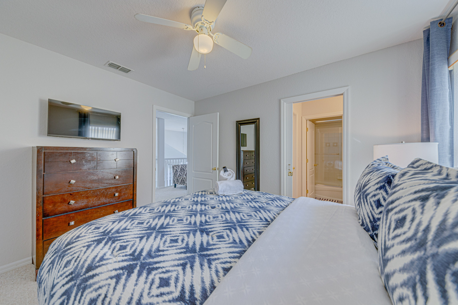 35-Upstairs Queen.jpg