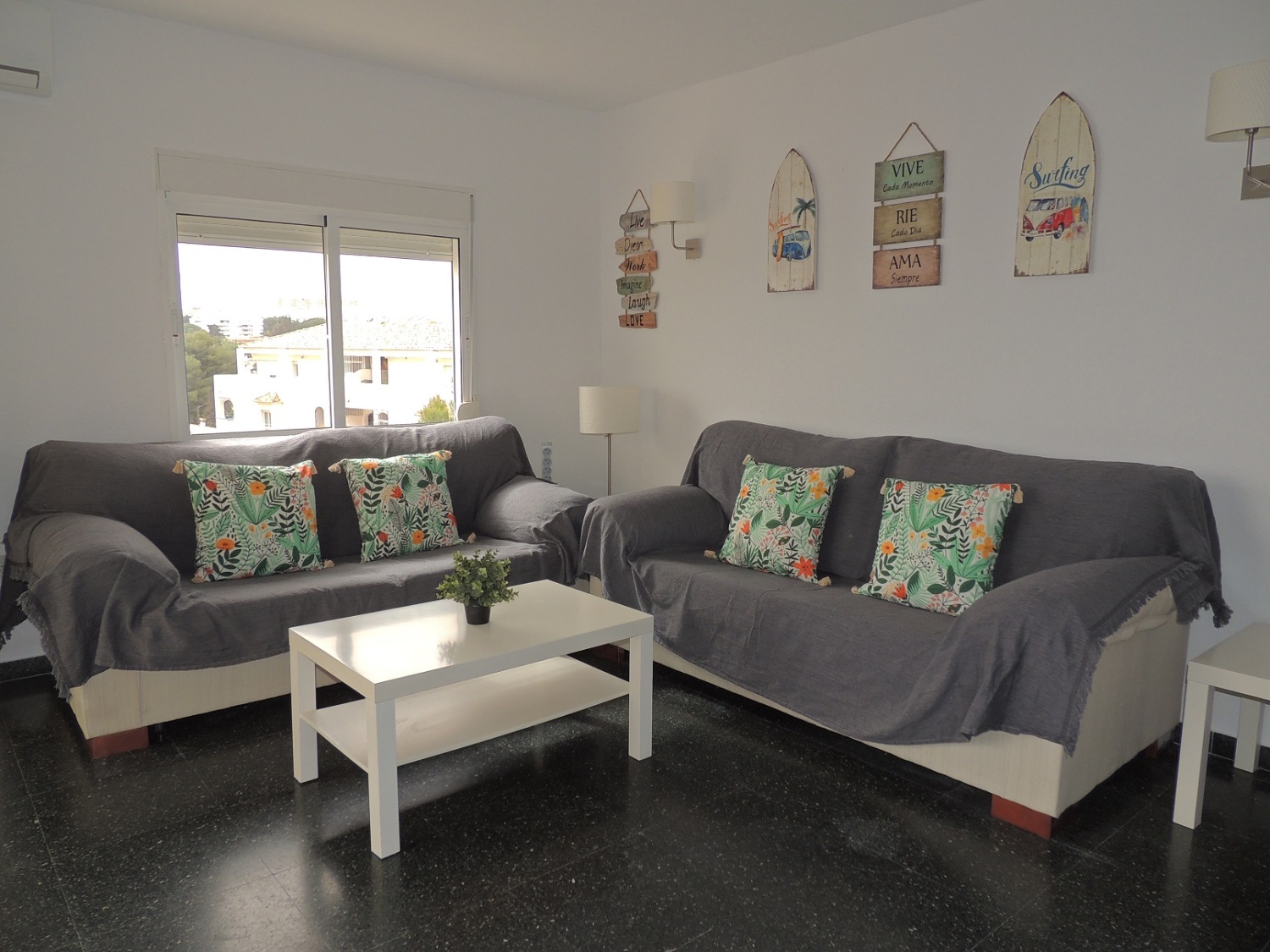 Living Room (3)R.jpg