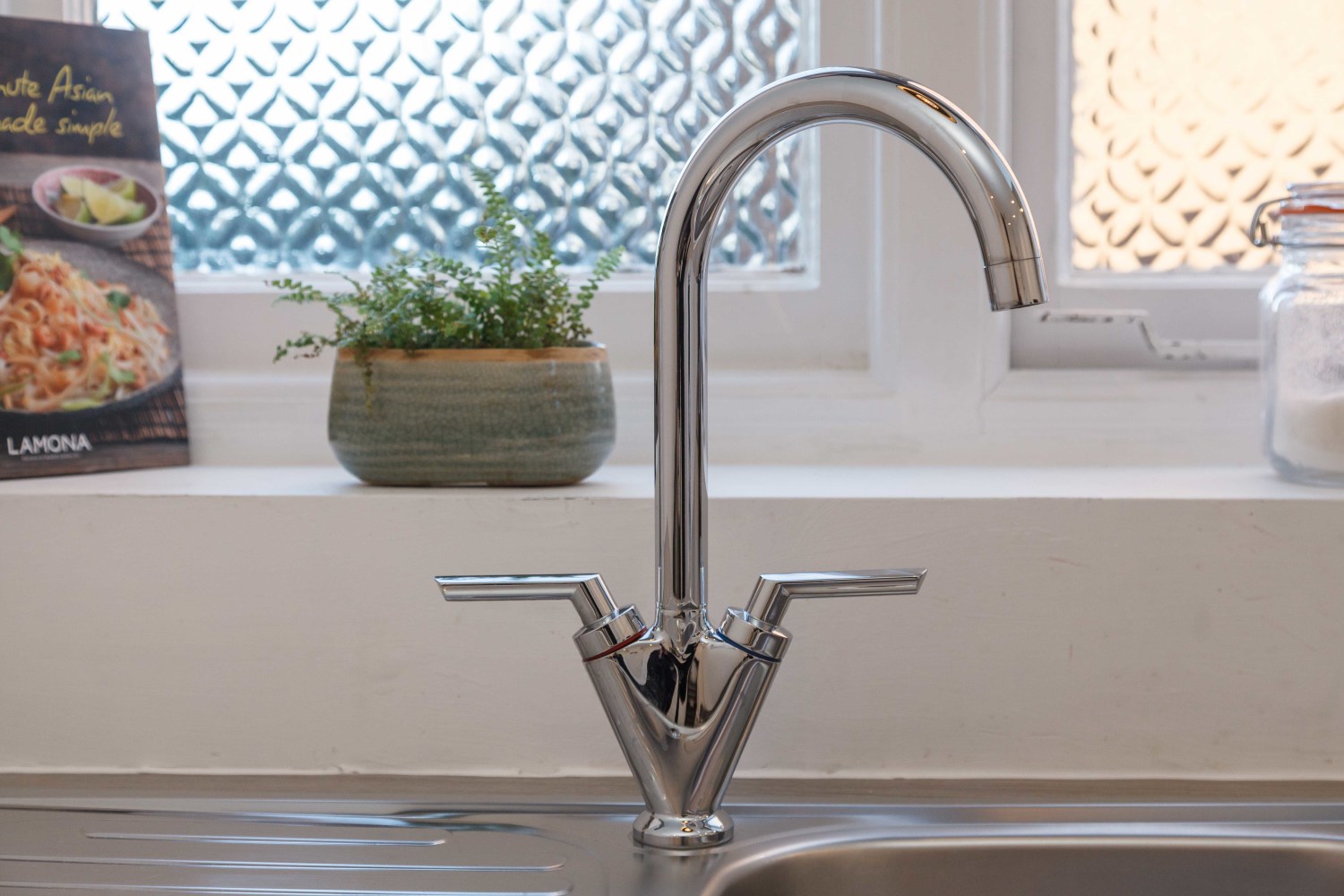 Ap1C kitchen taps.jpg