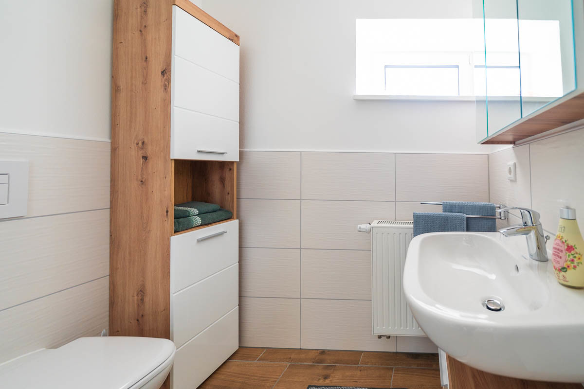 (4) Bad, mit Eckschrank.jpg