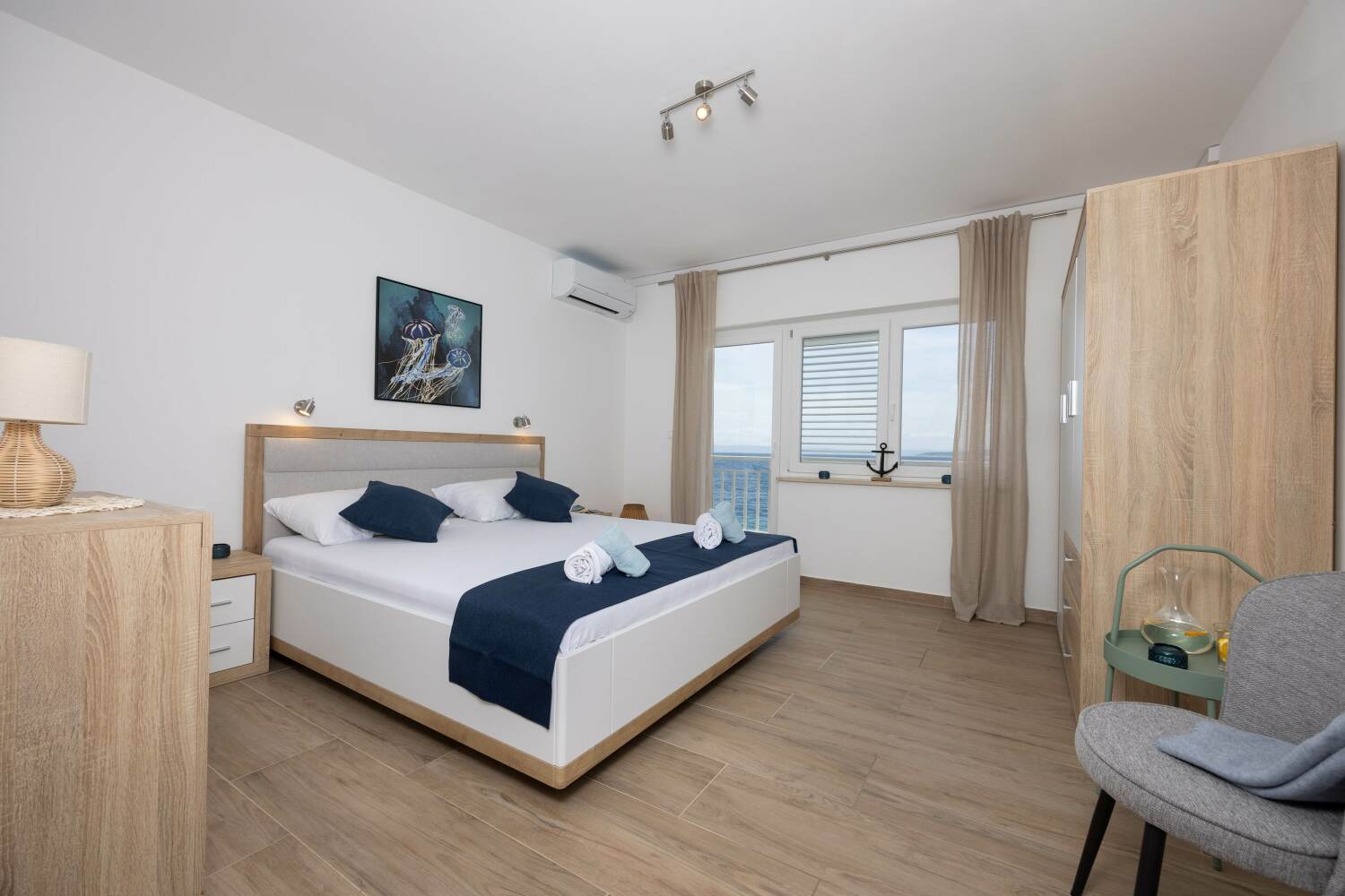 6_a42_bedroom1_1f - tiny800kb.jpg