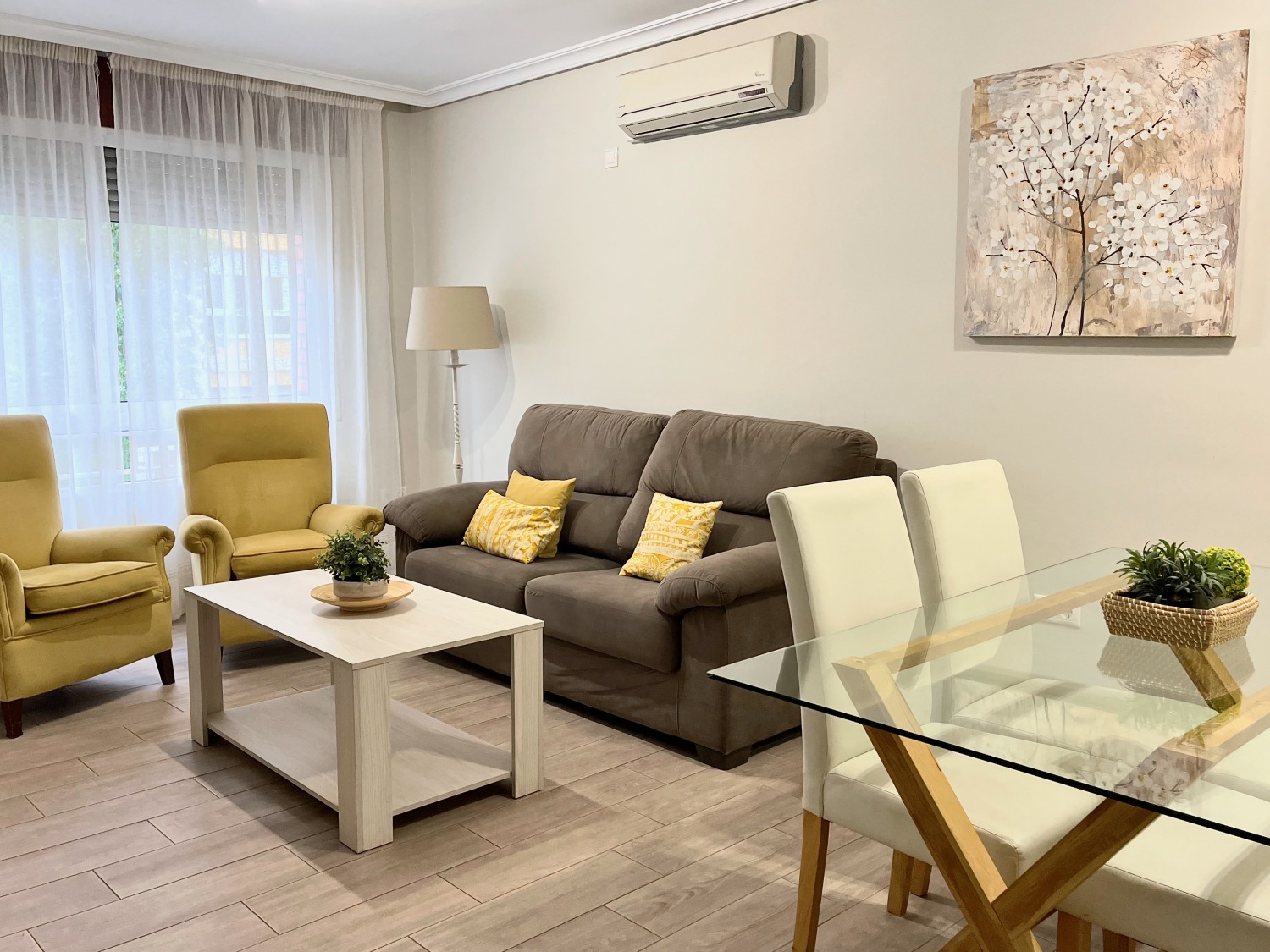 D e H salon general1.jpeg