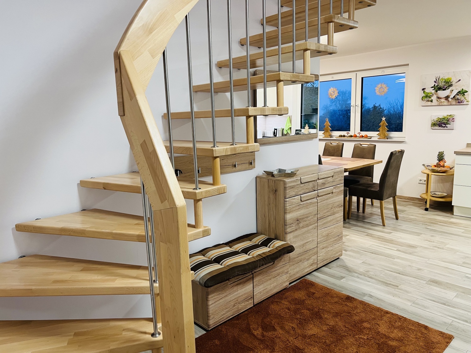 05_Blick vom Eingang Richtung Treppe.jpeg