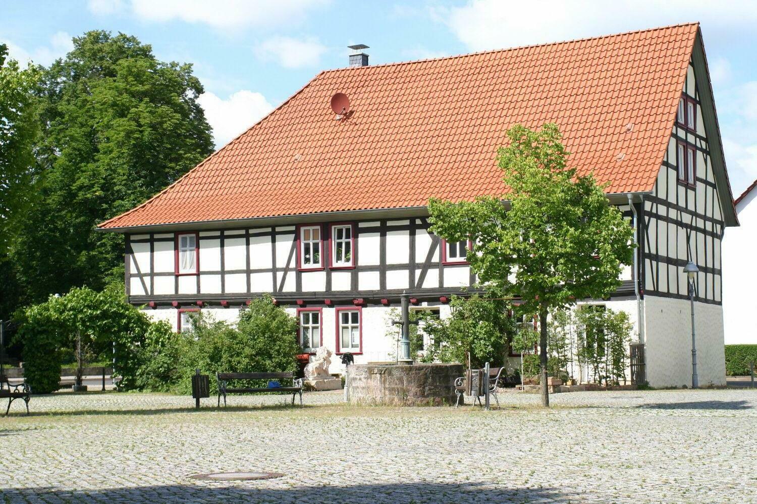 Aussenansicht , Eingangsbereich und Parkplatz.jpg