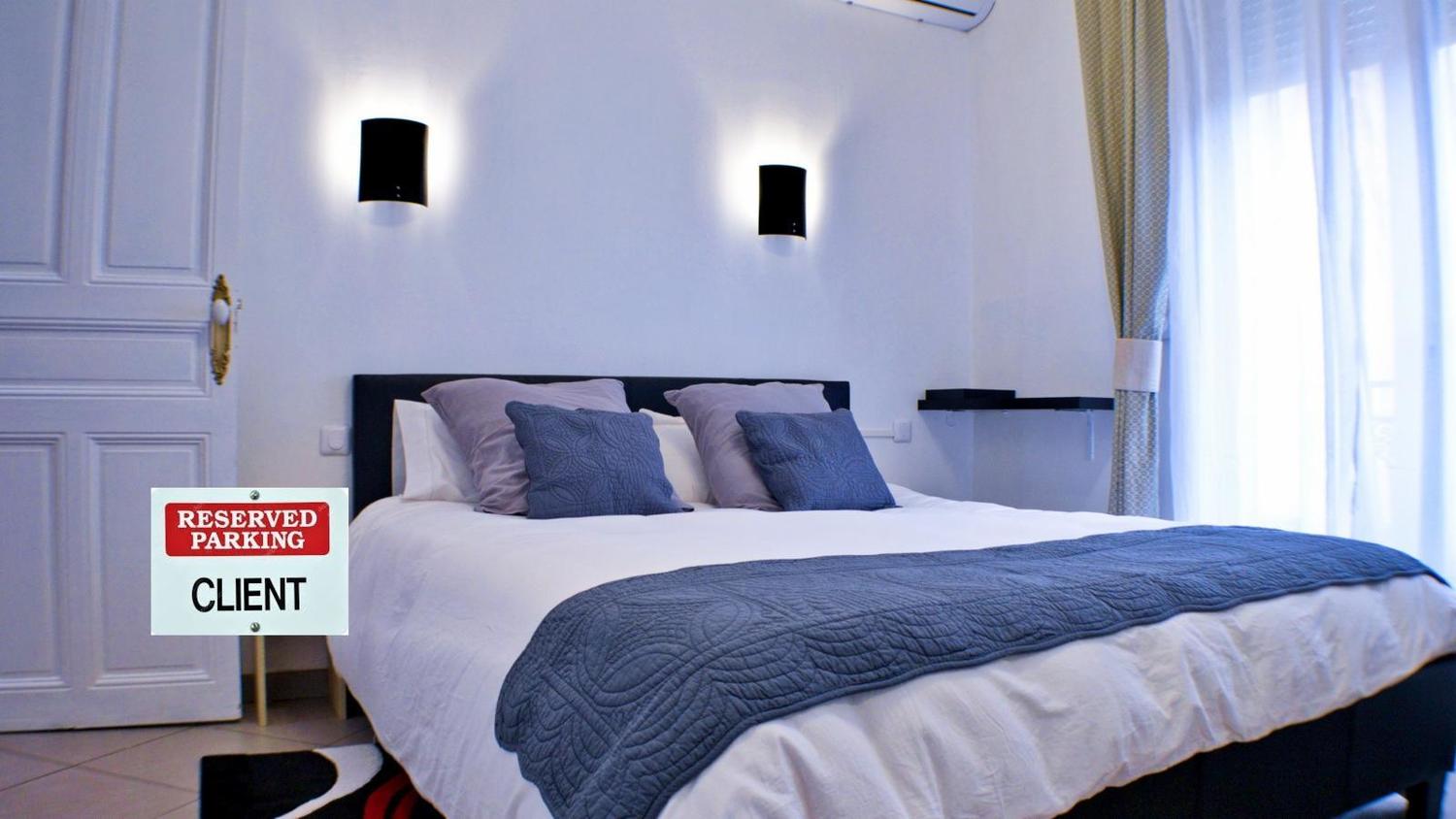 gplus-Cover_Photo___beziersapart chambre lit king size.jpg