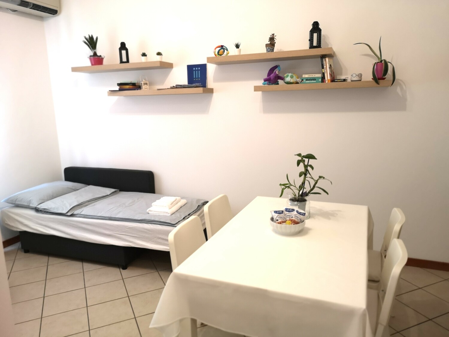 Stanza Principale - Tavolo 5.jpg