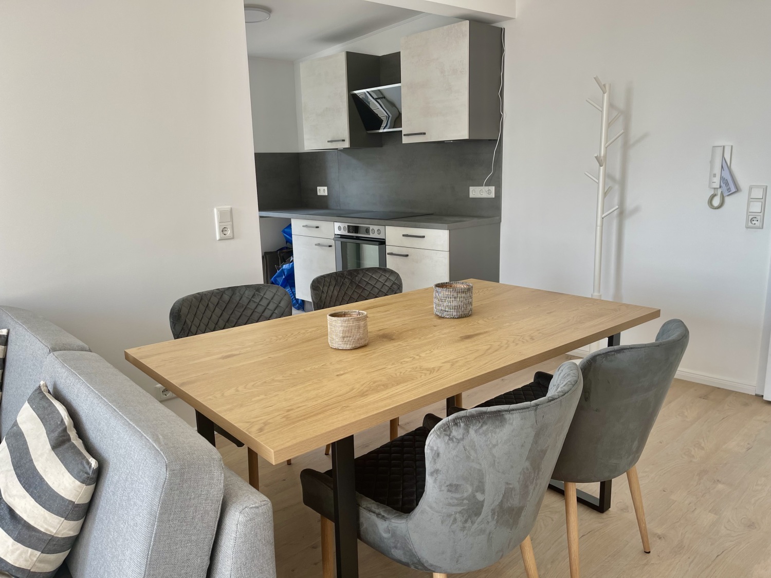 Esstisch mit offener E-Küche - Altefähr.jpg