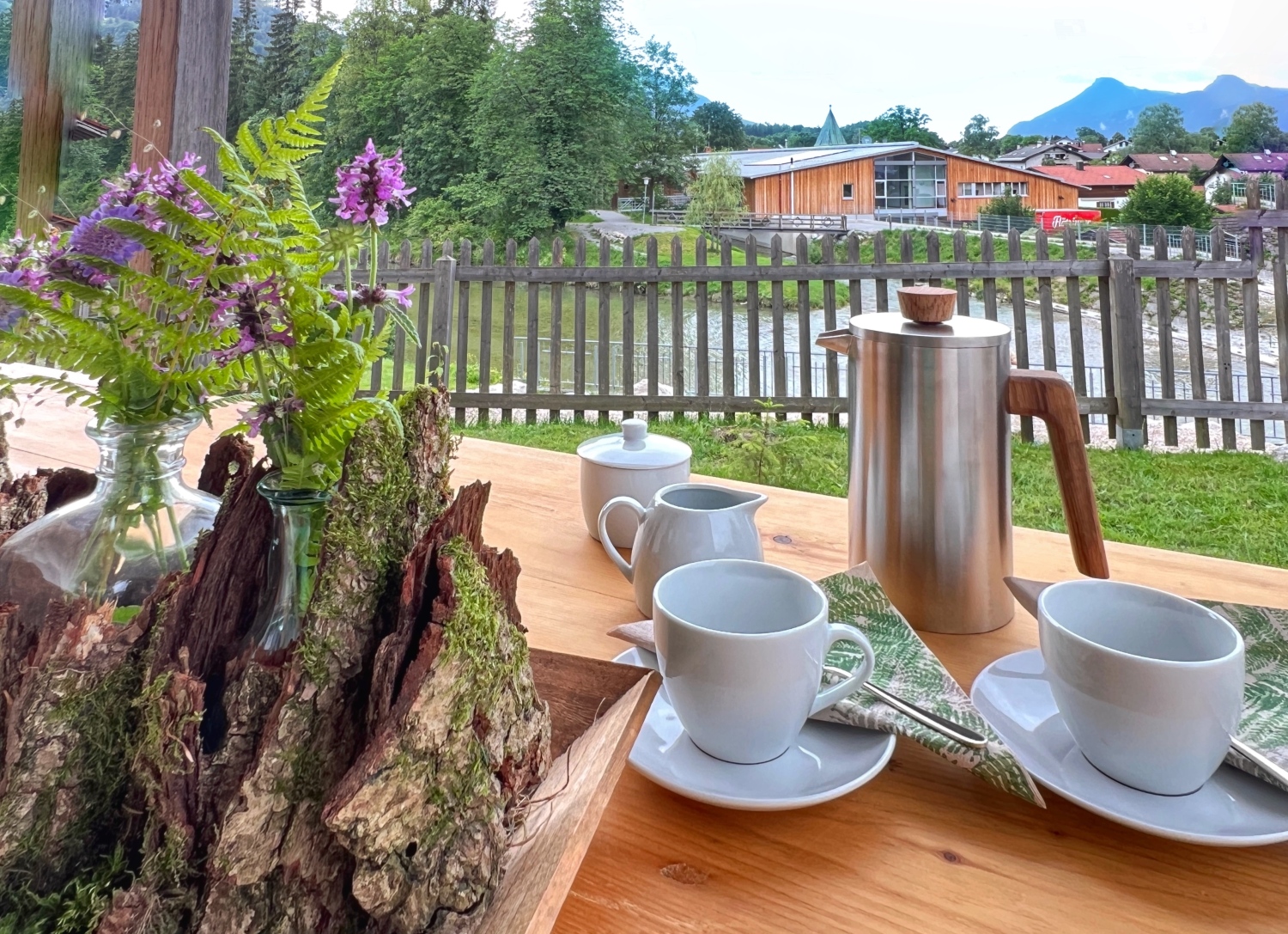 gemütlicher Kaffeegenuss auf der Terrasse mit Ausblick auf Kieferbach und Kranzhorngipfel .JPG