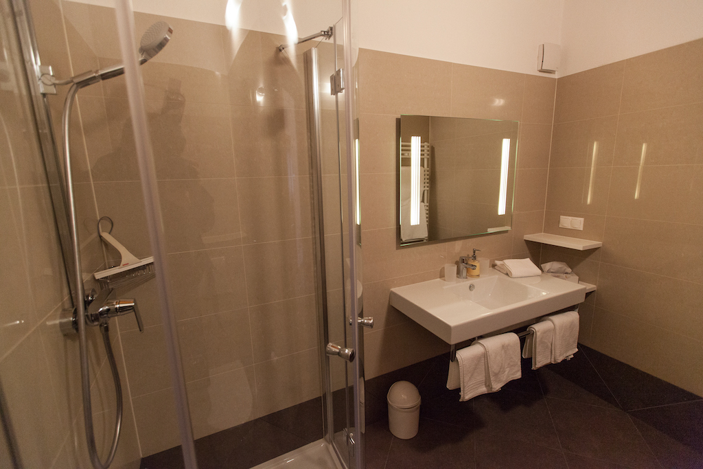 049-V.VALLIS Bathroom II.jpg