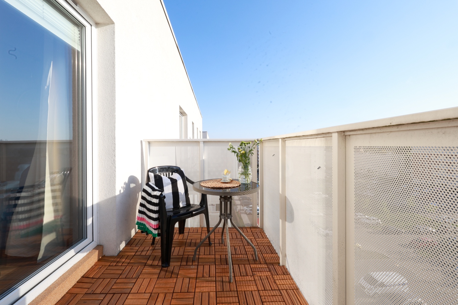 WIDOK 2 NA ŁADNY BALKON Łódź booking airbnb.jpg