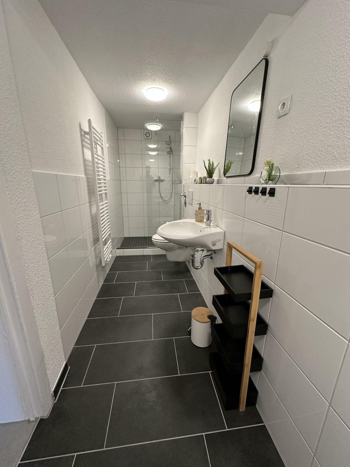 Badezimmer Gesamtansicht.JPG