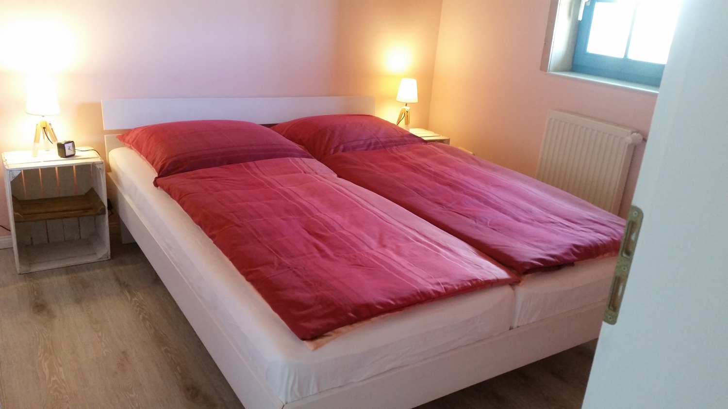 Fewo Koos Schlafzimmer mit großem Doppelbett.jpg