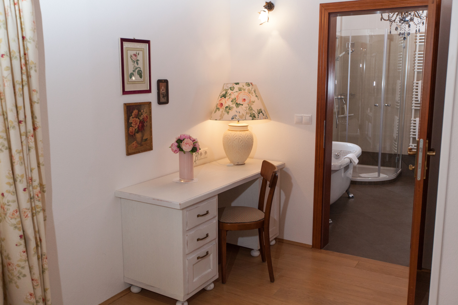 028-V.VALLIS Masterbedroom.jpg