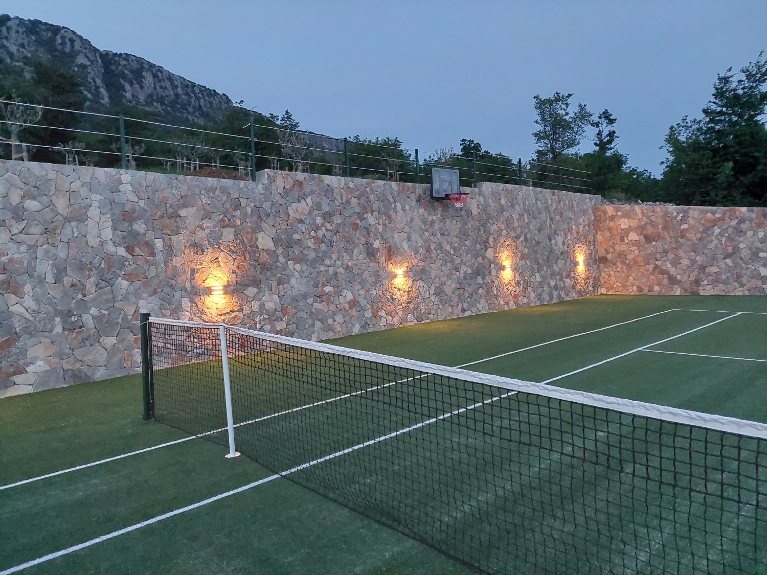 Tennisplatz u. Basketballkorb.jpg