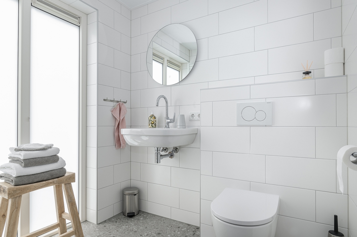 Toilet en wastafel Vakantiehuis 2bijZee.JPG