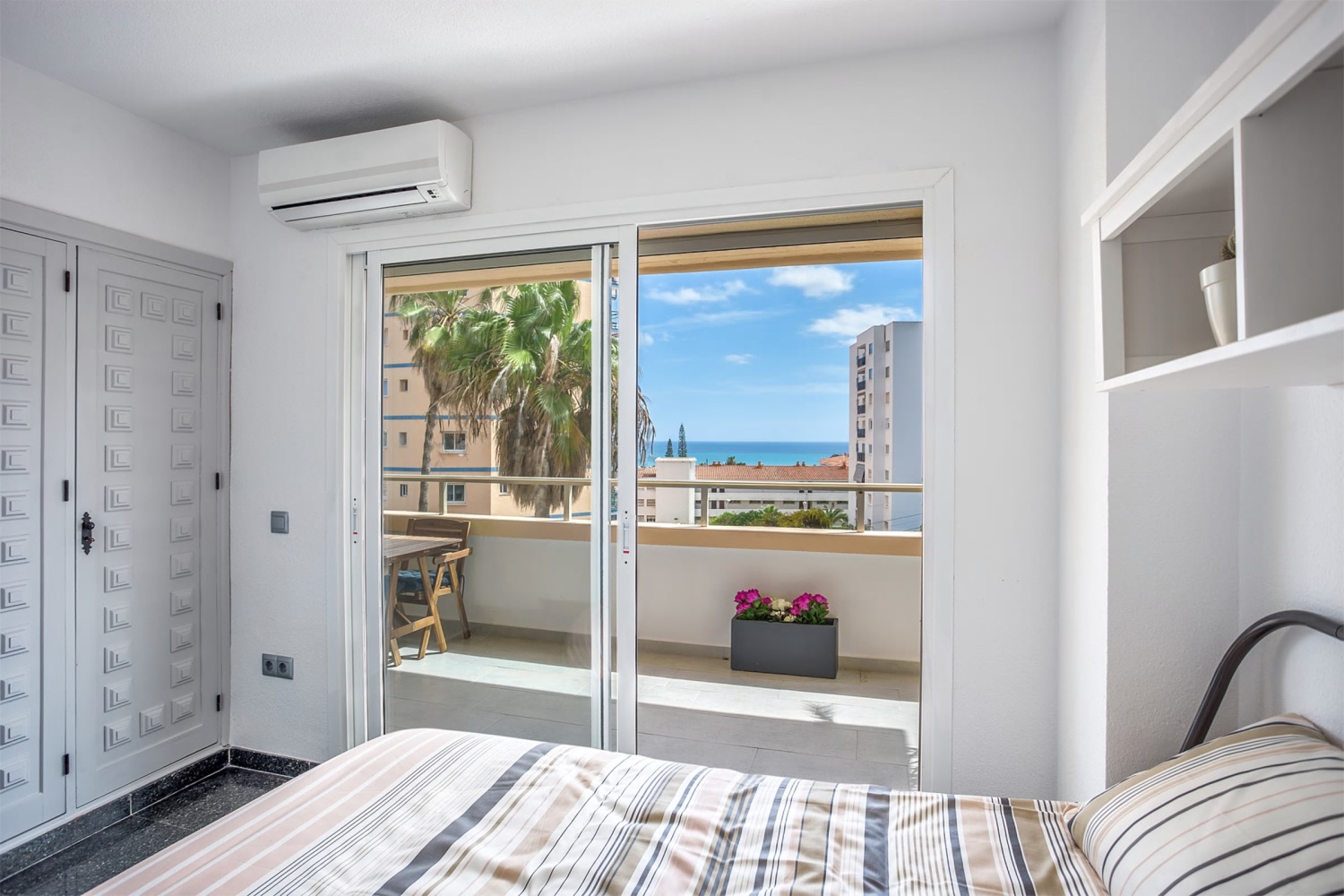 Chambre 1 + vue .jpg