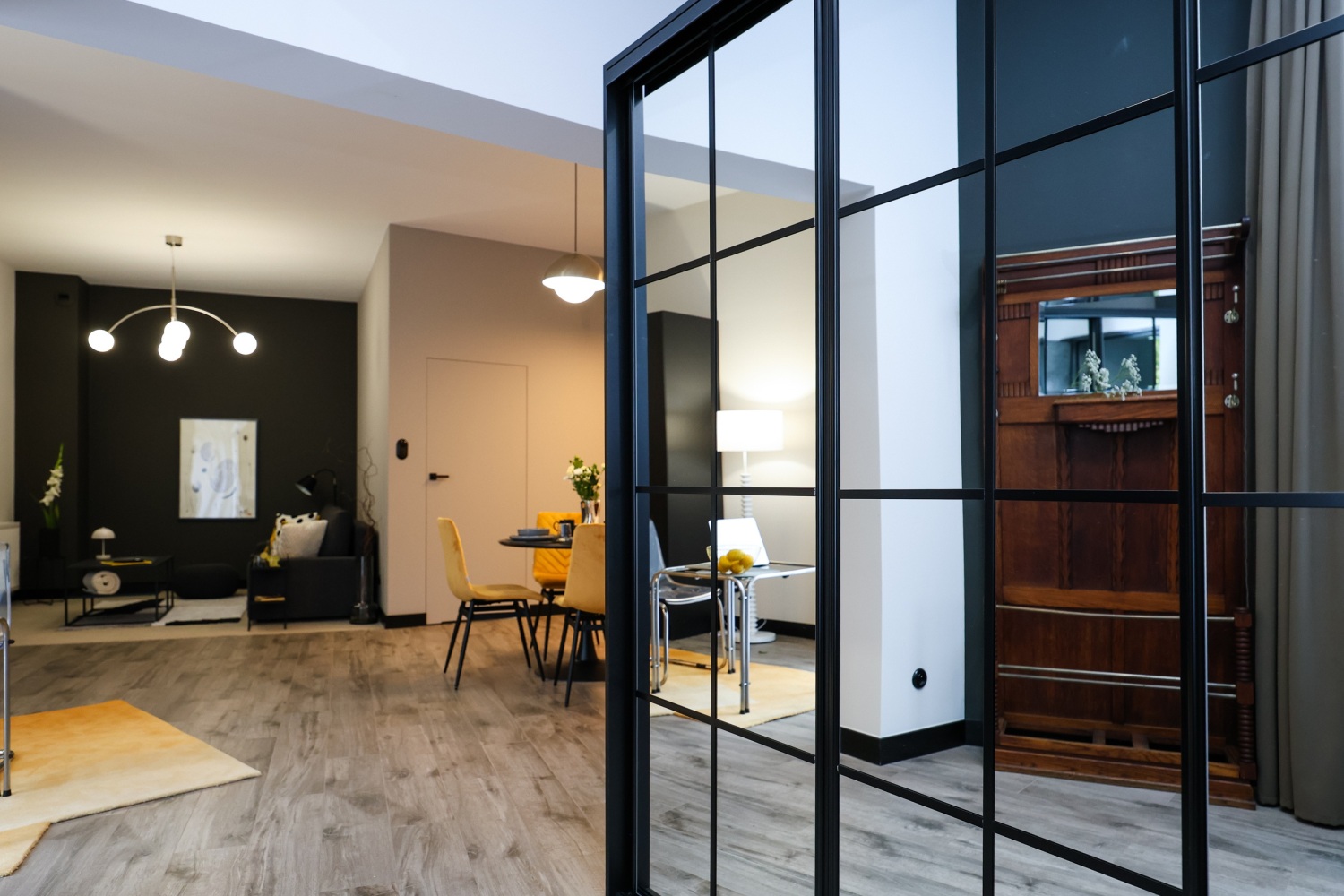 pojemna szafa w holu Łódź airbnb.jpg