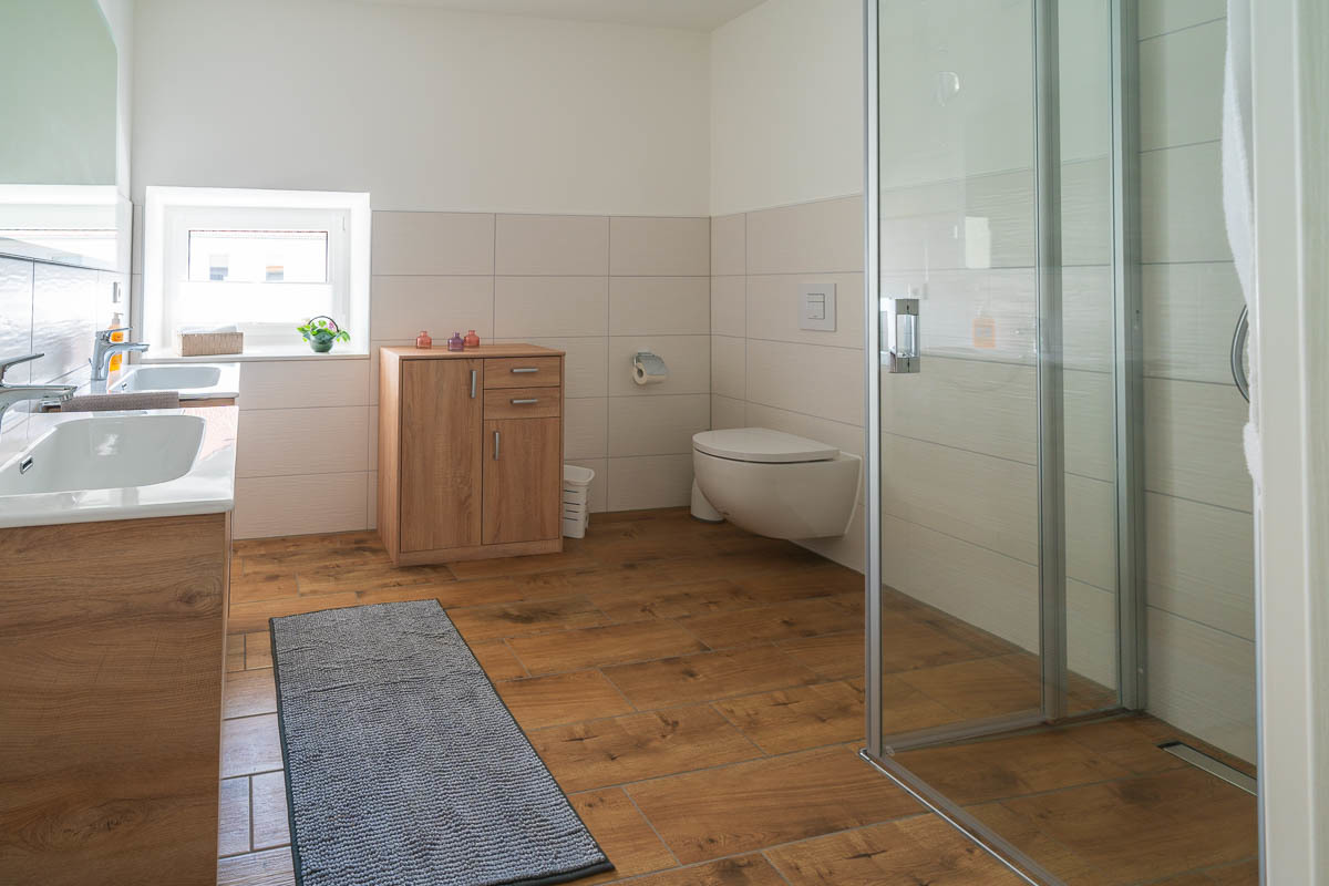 (4) Bad, Blick ins Bad.jpg