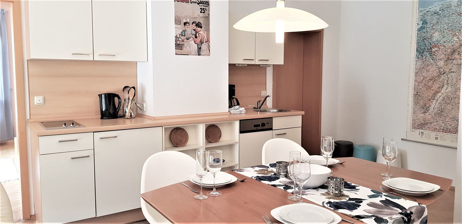 Küche mit Esstisch.jpg