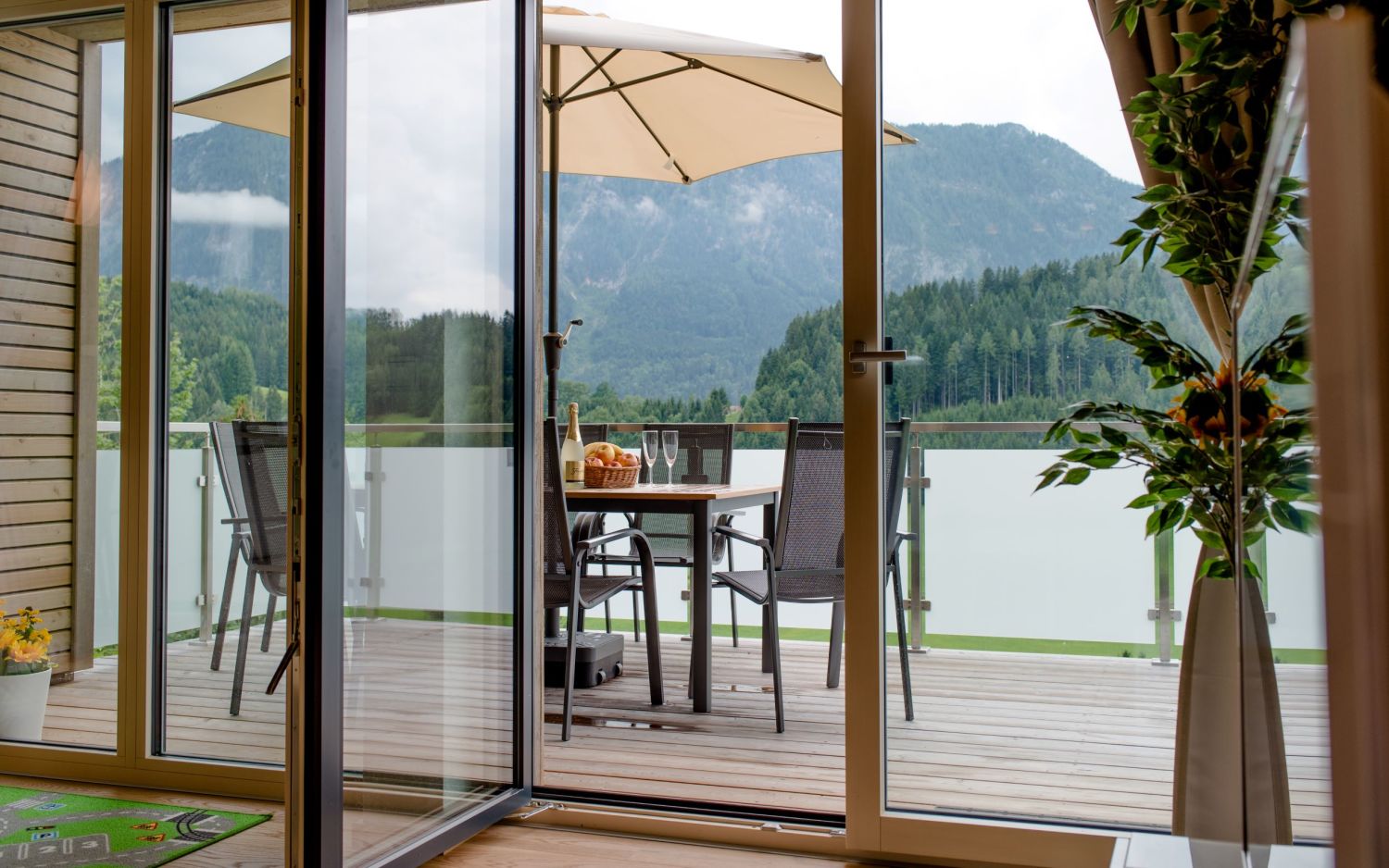 Blick vom Wohnzimmer Ferienhaus Mountain View Wood in der Region Pyhrn Priel.jpg