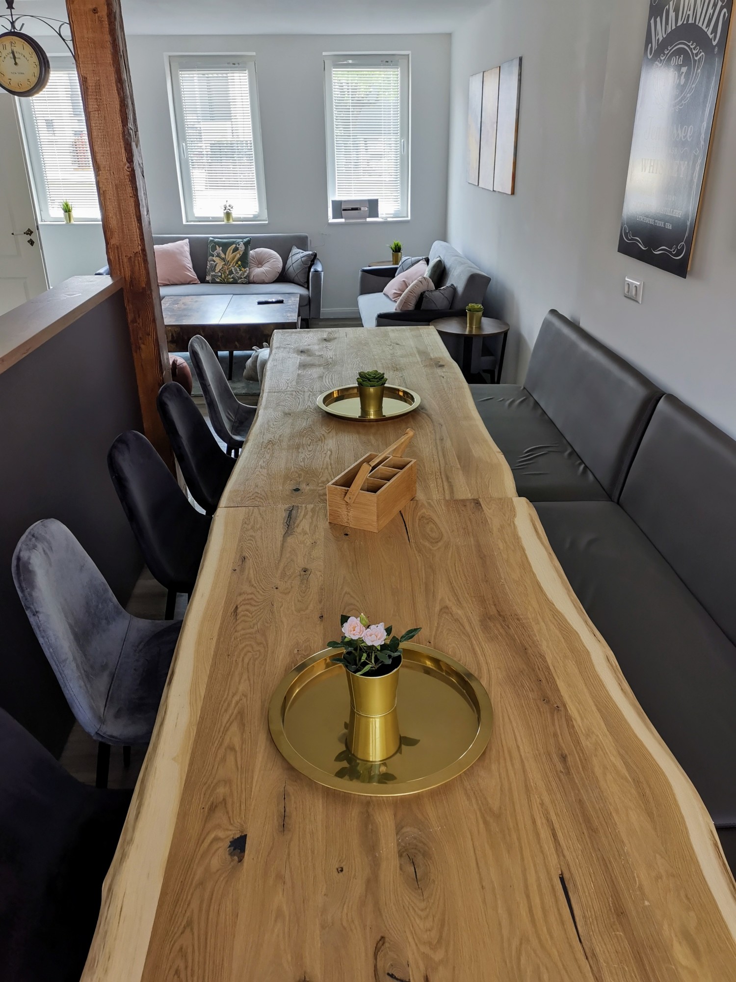 Essbereich mit Blcik ins Wohnzimmer.jpg